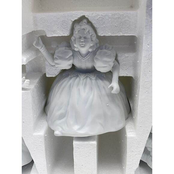 Dept 56 Winter Silhouette “PUTTING UP TREE” #77895 with Box Porcelain Used - Picture 3 of 7